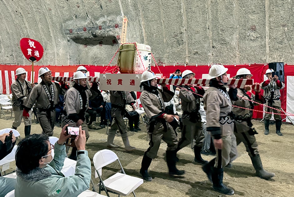 図版：樽神輿でにぎやかに貫通を祝った