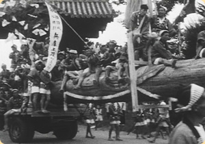 写真：今まで350年支えてきた柱と入替の重厚な芯柱(約1m角柱に加工) 