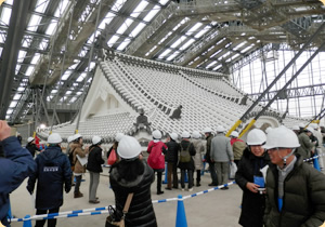 写真：五重の屋根保存修理完了状況を身近での見学会が､4日間で2000人規模で実施されました｡