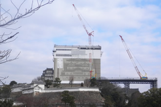 写真：80tクローラクレーン　解体用クレーン2台設置完了です。これで素屋根裏側の作業にもブームが届きます。
