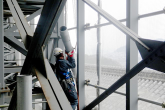 写真：素屋根内の機械設備　外壁部竪樋を解体します。