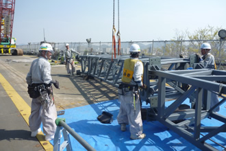 写真：13､素屋根の合掌梁解体　構台で小分解してから荷降しします。上部ではなるべくまとめて外し、下におろしてから安全に小さく解体を行います。