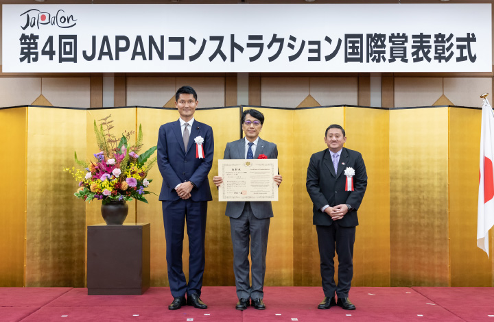 図版:左から朝日健太郎国土交通大臣政務官、越島副社長、ピーター・タン駐日シンガポール共和国特命全権大使