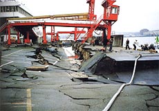 写真:岸壁の裏込め土の流出による地盤沈下