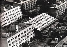 写真:地盤支持力の消失によるアパートの転倒