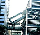 写真:中間層崩壊に伴う渡り廊下の落下