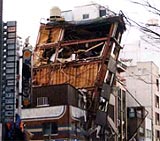 写真:鉄骨造フレームの大変形