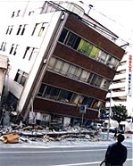 写真:柱壁破壊による1階の崩壊