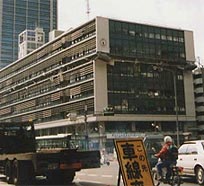 写真:柱破壊による中間階の崩壊