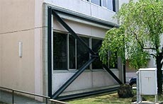 写真:X型外部鉄骨ブレース工法