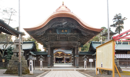 修理後の向唐門 東側正面