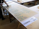本紙（表紙）を補強の為、裏打紙を生麩糊（しょうふのり）で貼っていきます